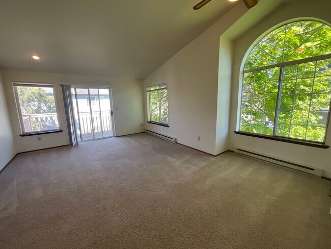 Building Photo - 2 Bed, 1 Bath Apartment with Parking Space...
