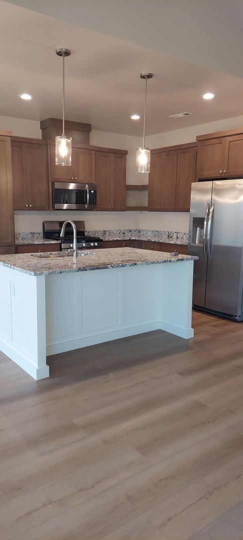 Foto del edificio - Beautiful Brand New 3 bedroom, 2 bath in C...