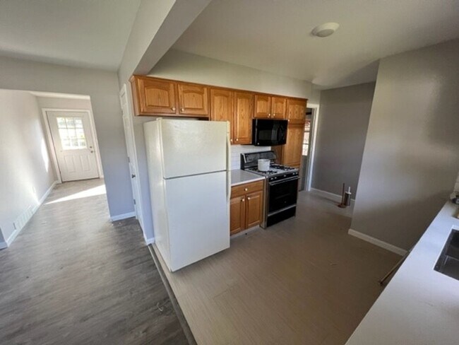 Foto del edificio - 3 Bed 1.5 Bath home **Available May***