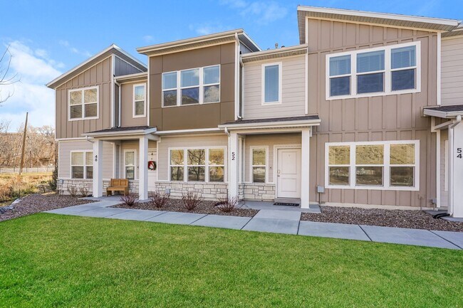 Foto del edificio - Spacious 3-Bed, 2.5-Bath Pet-Friendly Home with Central Air & 2-Car Garage! - Available NOW!