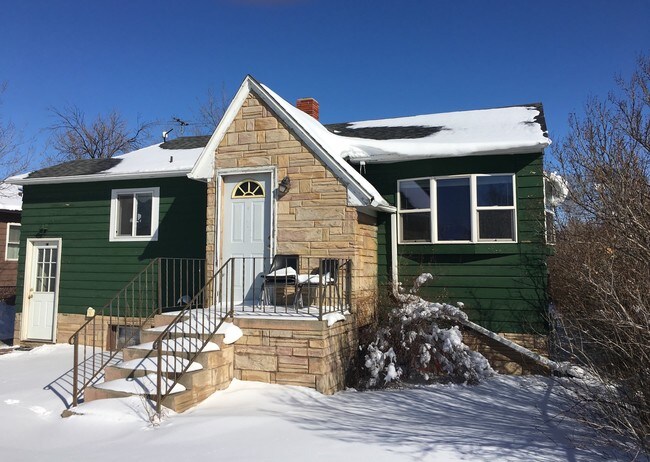 Building Photo - 814 Haines Ave