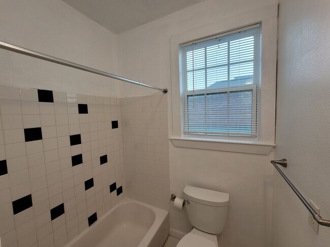 Building Photo - East End 1 Bedroom House, 2 Blocks From Se...