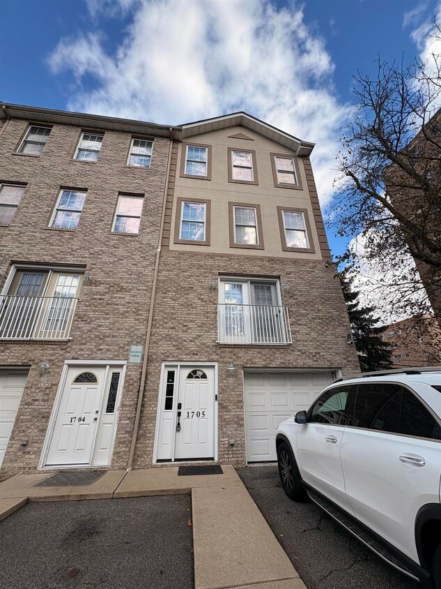 Primary Photo - 17 Zabriskie St