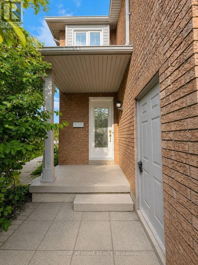 Building Photo - 746 Walpole Crescent