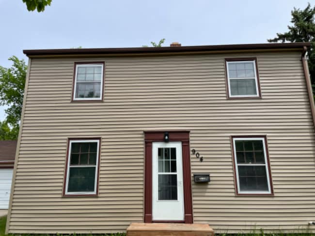 Building Photo - 904 4th St S