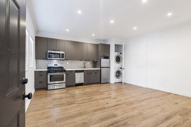 Building Photo - 4106 Oakwood Ave