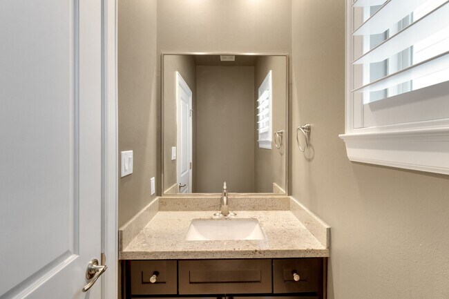 Foto del edificio - 1030 W 26th St