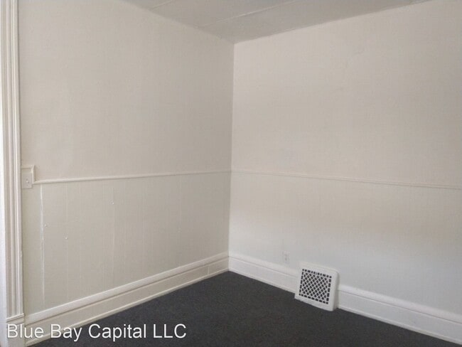 Building Photo - 460 W Clay Ave
