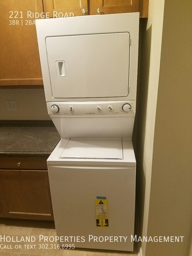 Foto del edificio - 221 Ridge Rd