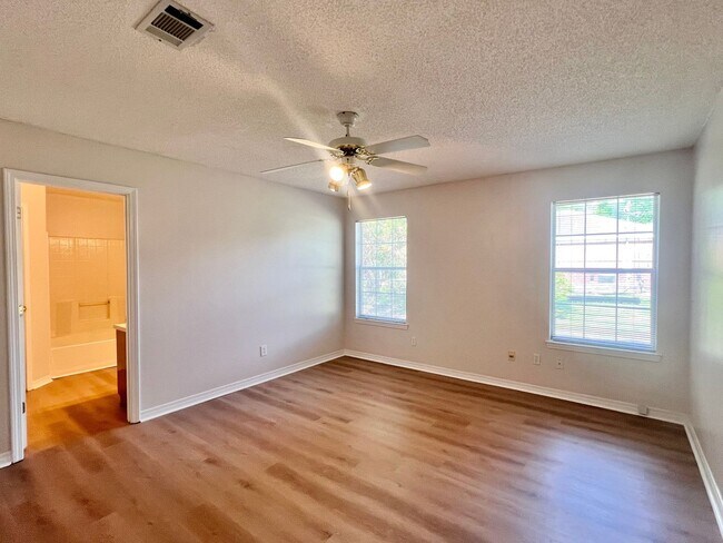 Foto del edificio - Charming 3-Bed, 2-Bath Milton Residence