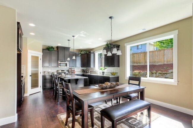 Building Photo - Beautiful 4 bedroom Home Near South Hill!