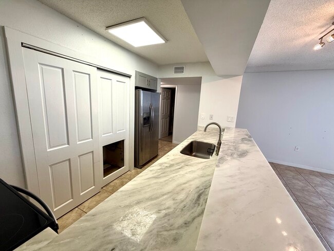 Foto del edificio - 3930 S Roosevelt Blvd