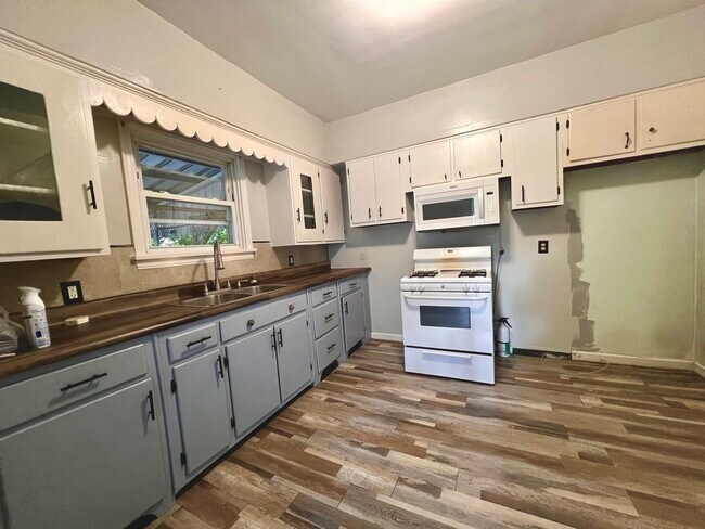 Cocina completa con electrodomésticos - 1221 Church St