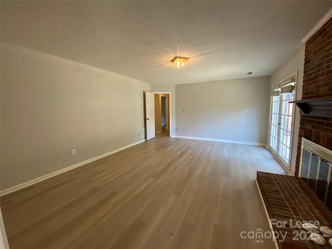 Building Photo - 1025 Thornsby Ln
