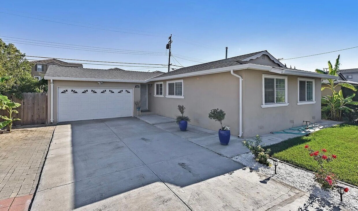 Foto principal - Excellent 4 bed 2 Bath Home in the Riverma...