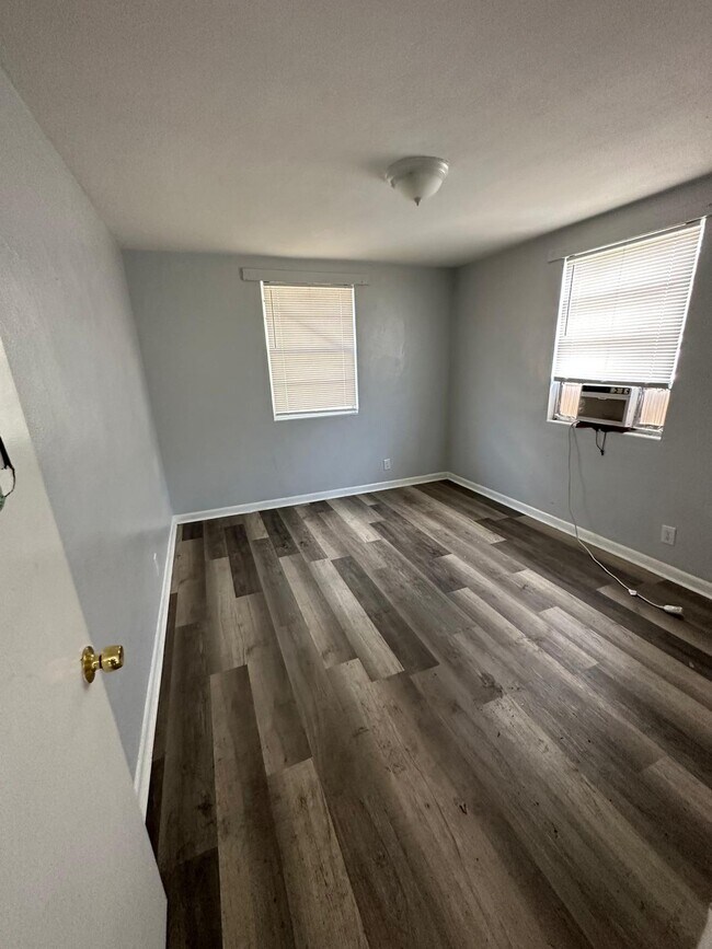 Foto del edificio - 1305 W 6th St