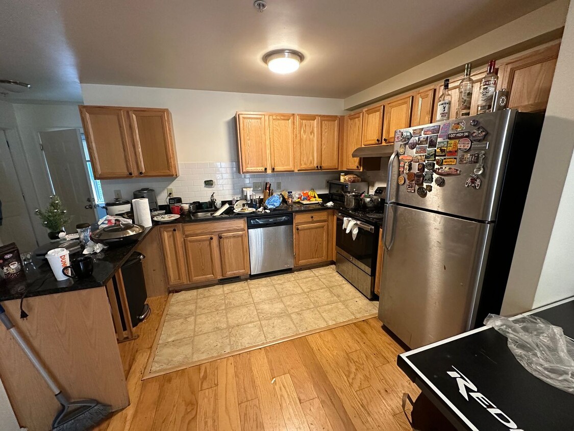 9/1 No Fee! Huge Lower Allston townhouse 5... - 9/1 No Fee! Huge Lower Allston townhouse 5...