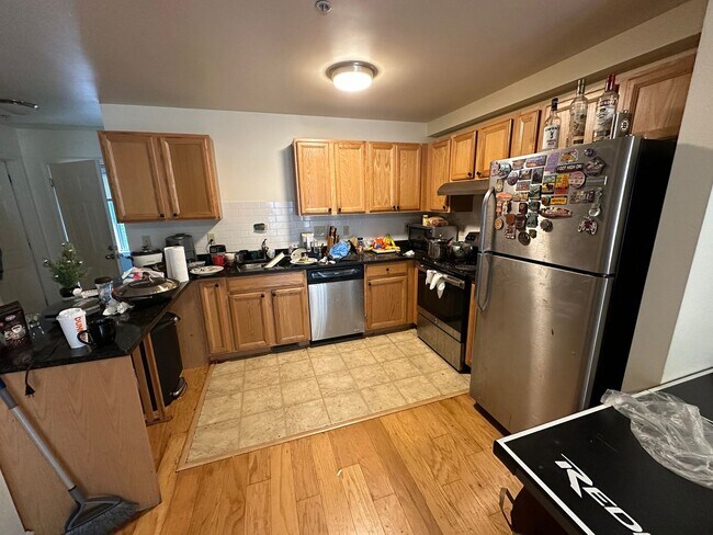 9/1 No Fee! Huge Lower Allston townhouse 5... - 9/1 No Fee! Huge Lower Allston townhouse 5...