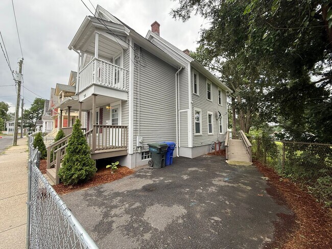 Foto del edificio - Spacious Five Bedroom, Single Family Home ...