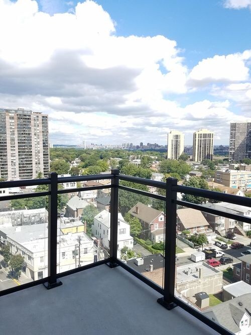 364 Lawton Ave, Cliffside Park, NJ 07010 Room for Rent in Cliffside