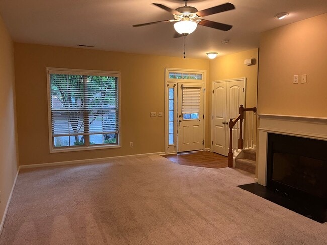 Foto del edificio - Live Your Best Life: Modern 3-Bedroom Townhouse with All the Amenities & More!