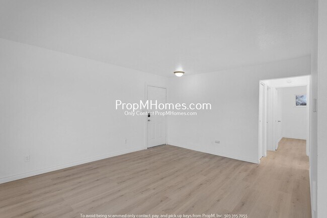 Foto del edificio - Freshly Renovated 2-Bedroom Apartment in C...