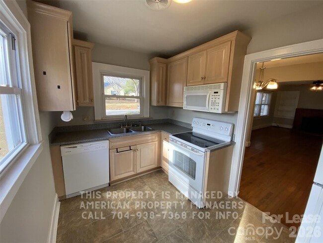 Building Photo - 733 Ideal Dr SE