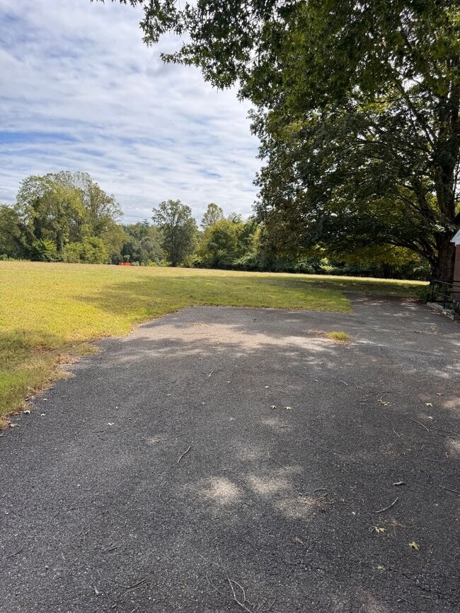 Building Photo - 5 Bedroom || 3 Bathroom Home with All Util...