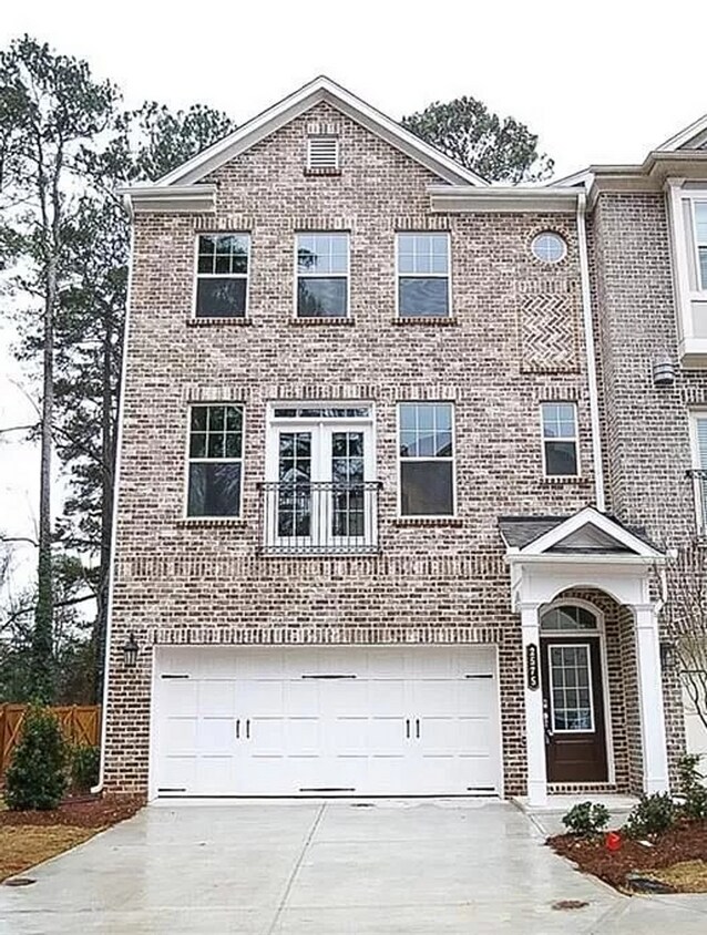 Foto principal - Chamblee Clairebrooke Brick Townhome For RENT