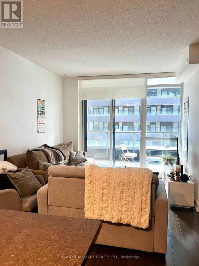 Photo du bâtiment - 30 Roehampton Ave