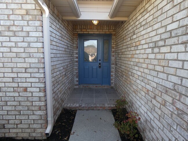 Foto del edificio - Spacious 3-Bedroom Home - Pace