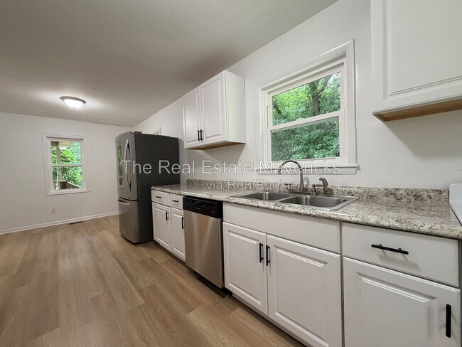 Foto del edificio - 128 Phillips Hollow Rd