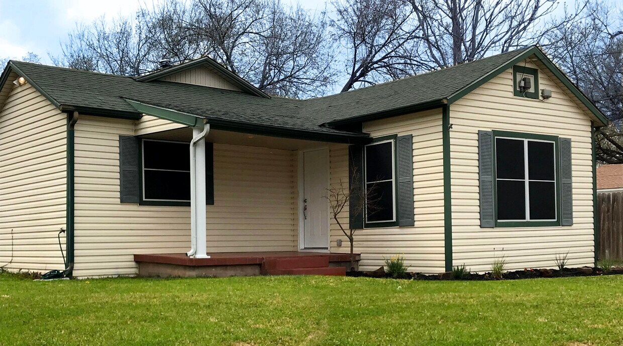 Primary Photo - 213 Byron St