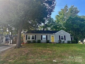 Building Photo - 900 Everett Pl