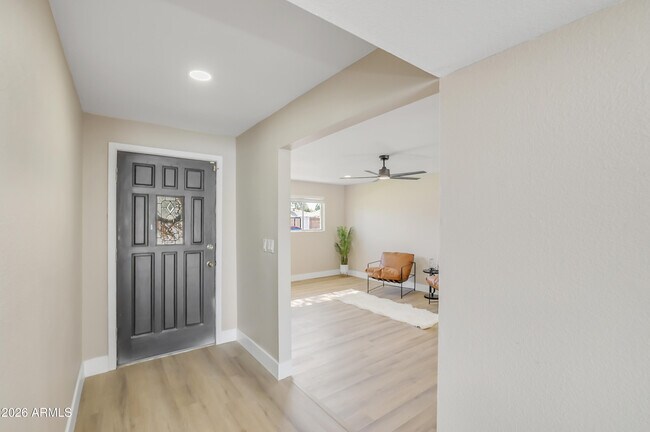 Building Photo - 1018 W Ivanhoe St