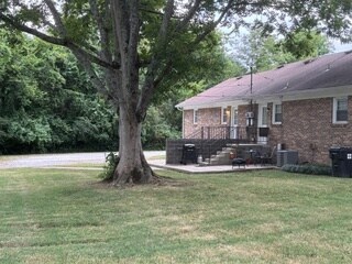 La entrada principal es la puerta trasera junto al estacionamiento. - 309 Pleasant Dr