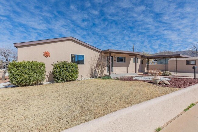 Foto del edificio - Spacious 3 Bedroom 2 Bath Home on Corner Lot *MOVE IN SPECIAL $250 OFF FIRST MONTH RENT