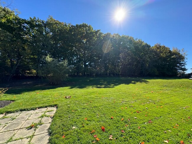 Foto del edificio - 98 Burnell Dr