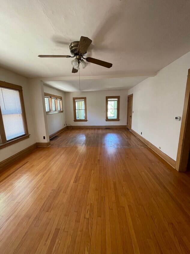 Áreas de estar y comedor - 2549 Upham St