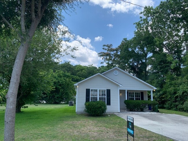3 BD, 2 BA House: Freshly Painted + New Flooring + Available Now! - 3 BD, 2 BA House: Freshly Painted + New Flooring + Available Now!