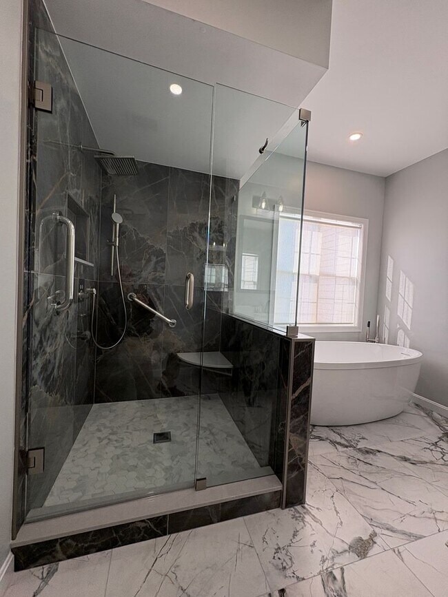 Foto del edificio - Spacious and Stylish 2 bedroom, 2 bath condo is desirable Coachman's Ridge complex