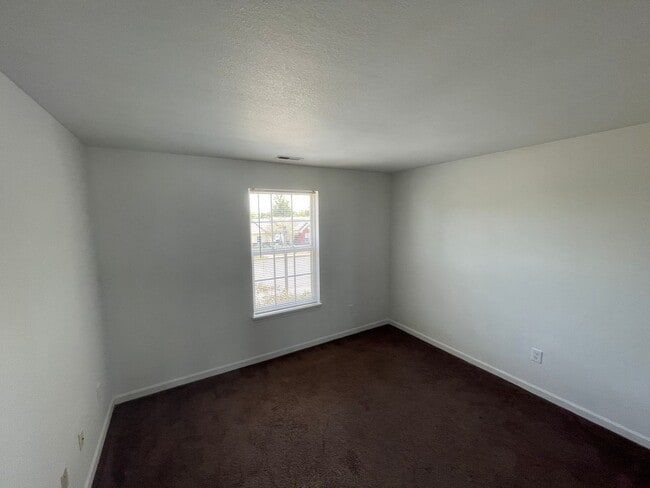 Building Photo - 1304 E Liberty Cir