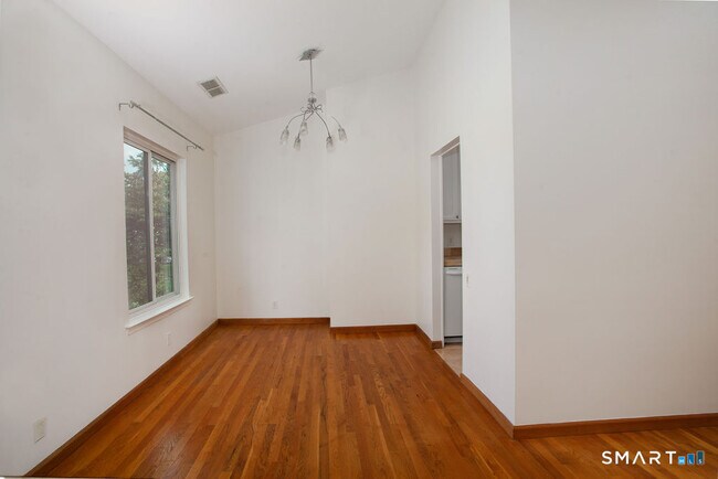 Foto del edificio - 68 Lawson Ln