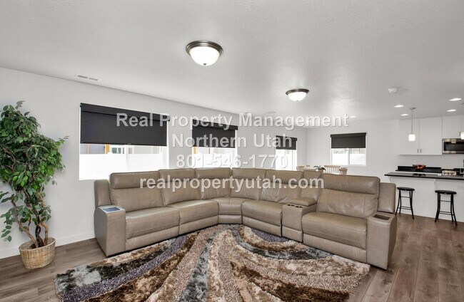 Foto del edificio - Beautiful 3 bedroom home in Syracuse Comin...