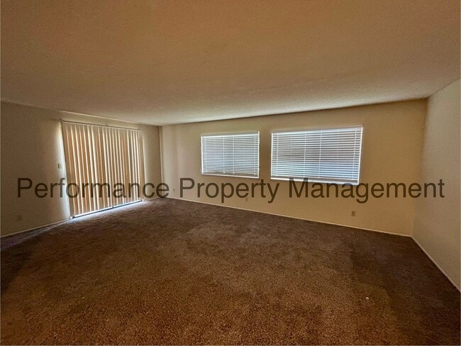 Building Photo - Dreamy 3 Bed/2 Bath Condo in SE Bakersfiel...