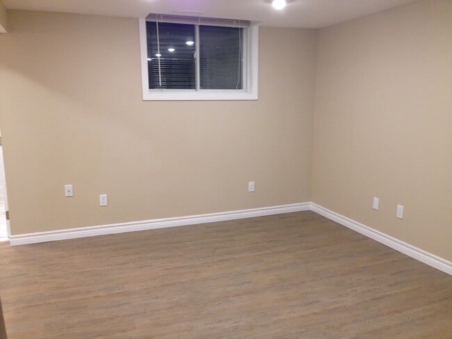 Building Photo - 713 Greenbriar Dr