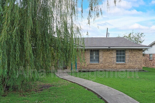 Foto del edificio - 2529 Belhaven Dr