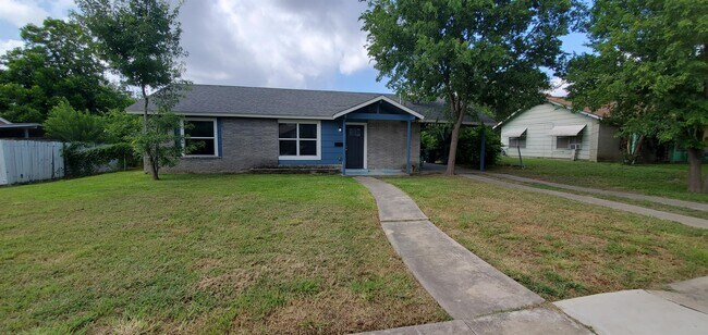 Building Photo - 414 Millwood Ln