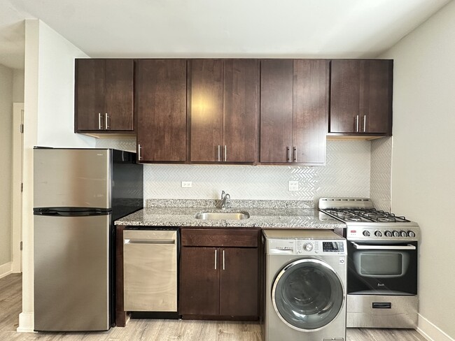 Building Photo - 533 W Belden Ave