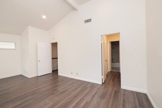 Foto del edificio - 328 W 7th St